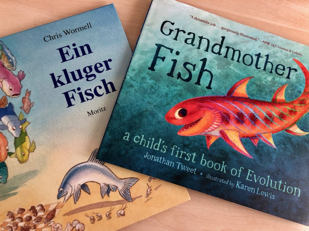 Cover der beiden Kinderbücher über Evolution "Ein kluger Fisch" und "Grandmother Fish"